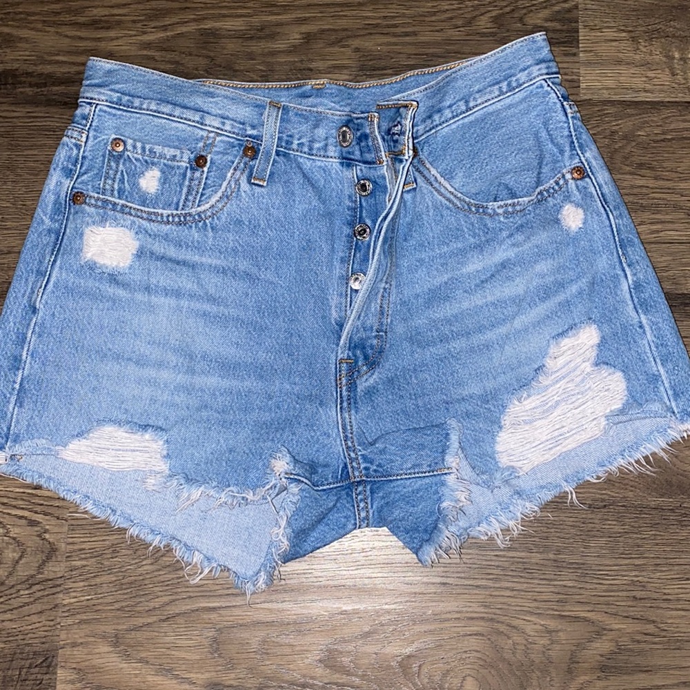 LEVIS HIGH RISE SHORTS
